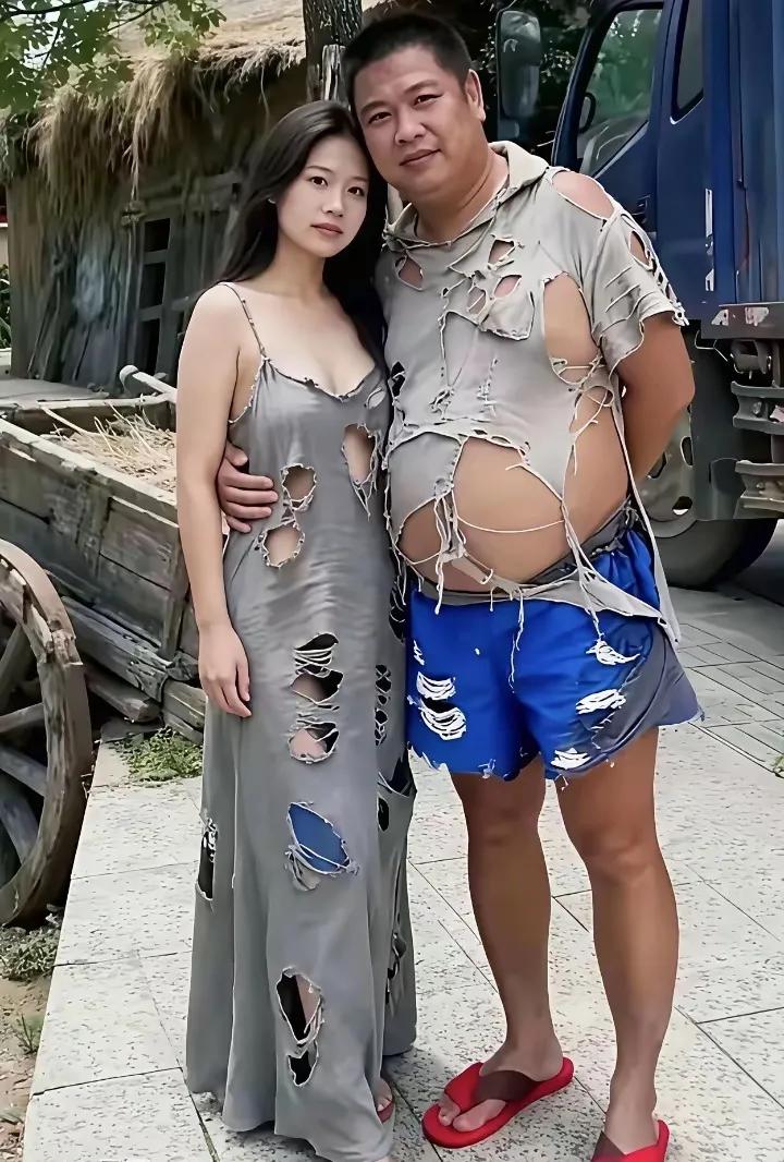 据说这是巴黎世家设计的服装！穿上这样的衣服到底是穷还是富那？？