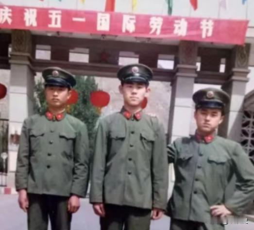 1981年底，提干失败的阎连科办好退伍证后回了老家嵩县。一天，他正在田里播种小麦