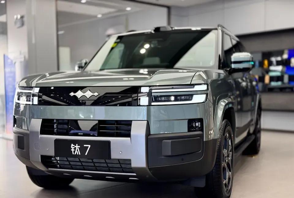 方程豹钛7为啥就火了，10月销量超2万，11月可能超3万，配置给的太多了无心插