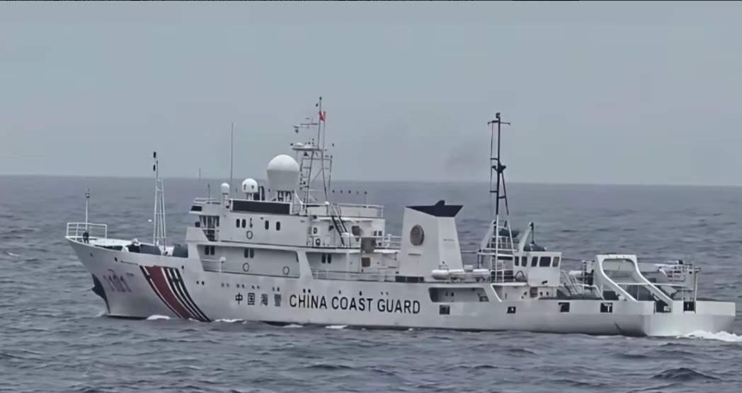 东沙爆发激烈对峙！台"台中舰"开足马力冲向大陆海警船，最近仅0.4海里险相撞；大