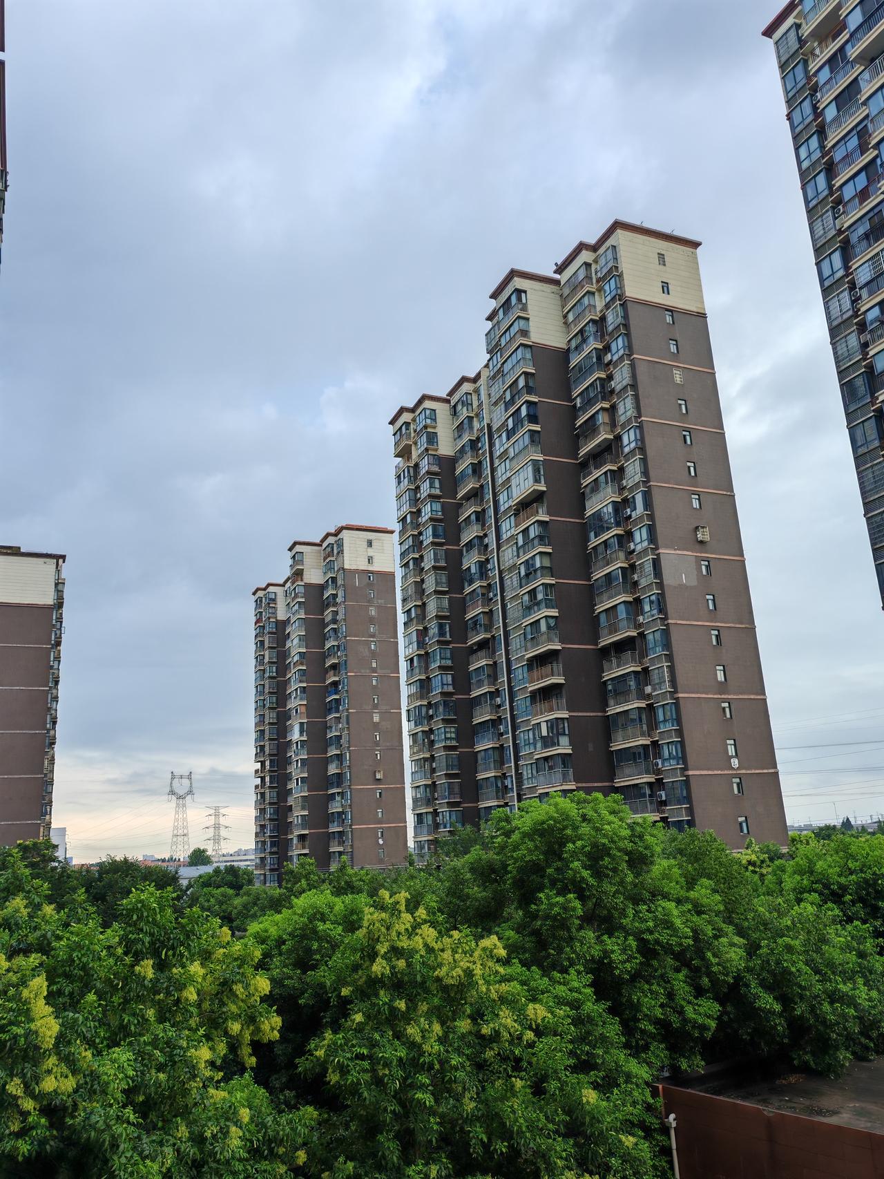 7月18日，武汉阴天有阵雨，强对流黄色预警，最高气温31度，最低气温24度，东北