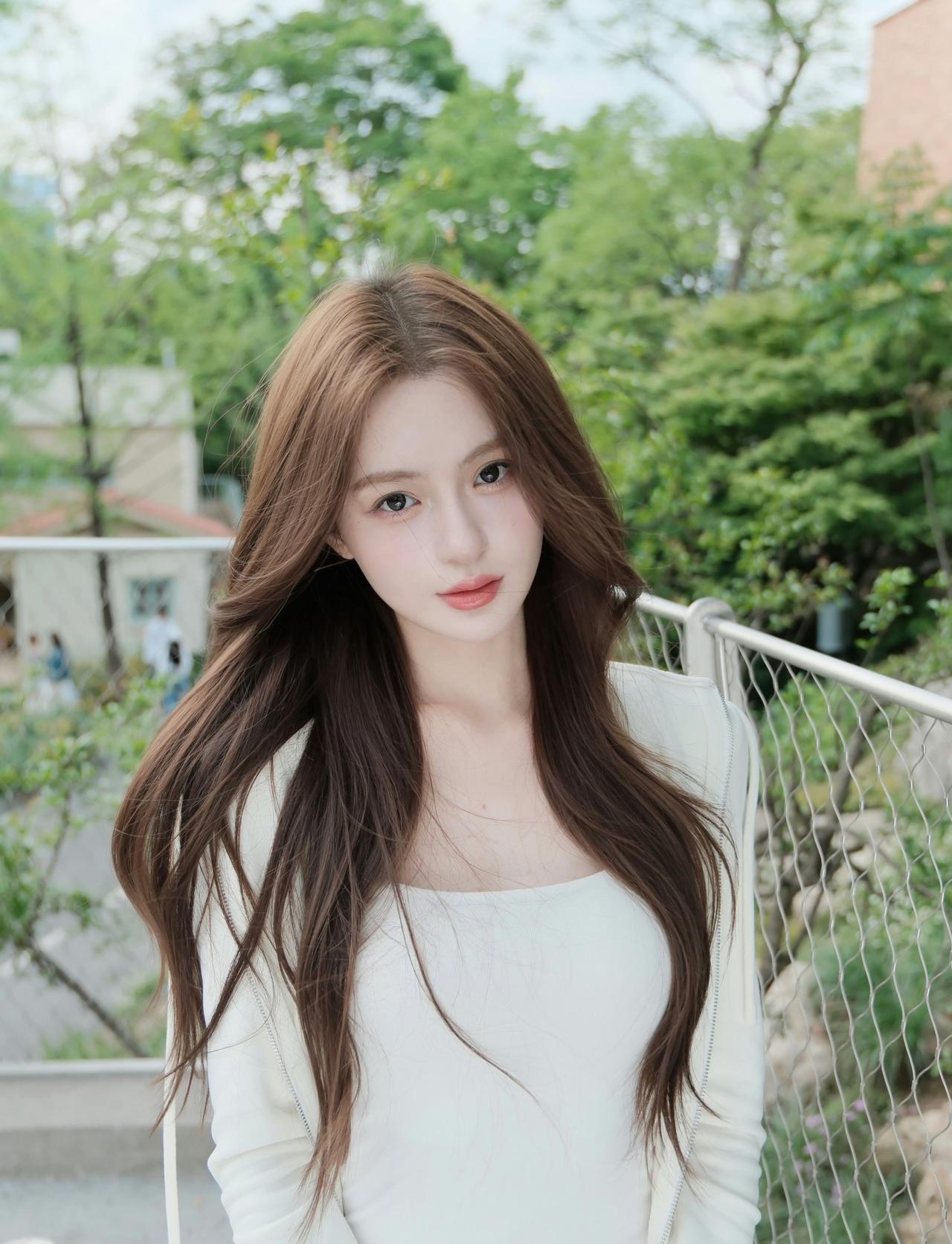 一身白色穿搭，清新自然，这一简单时尚搭配，展现出简约又优雅的气质。