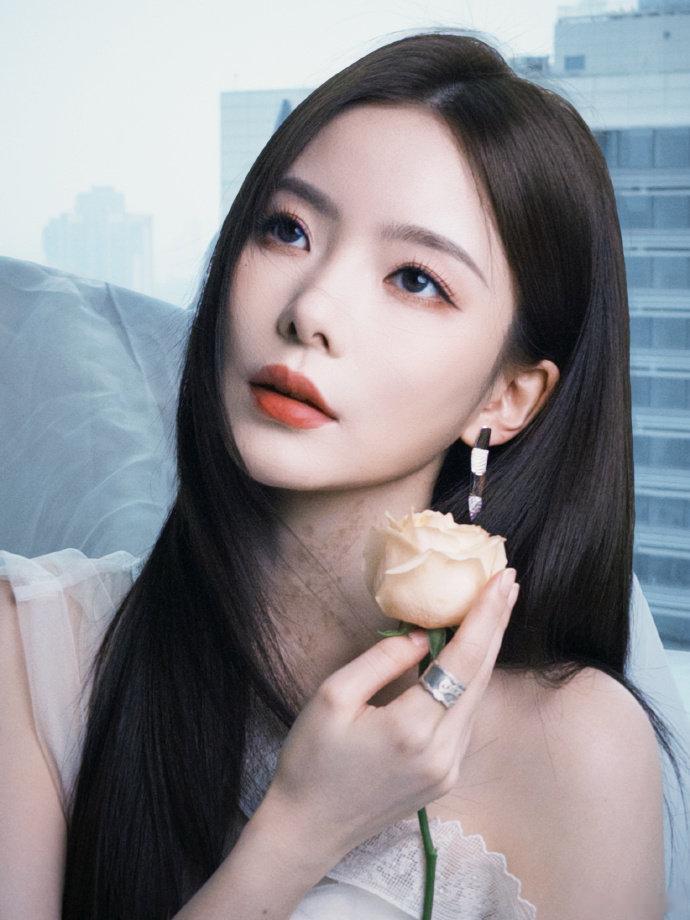 陈卓璇这套白纱look杀疯了，舞台上这么穿我可要狂存图！！姐感无敌~