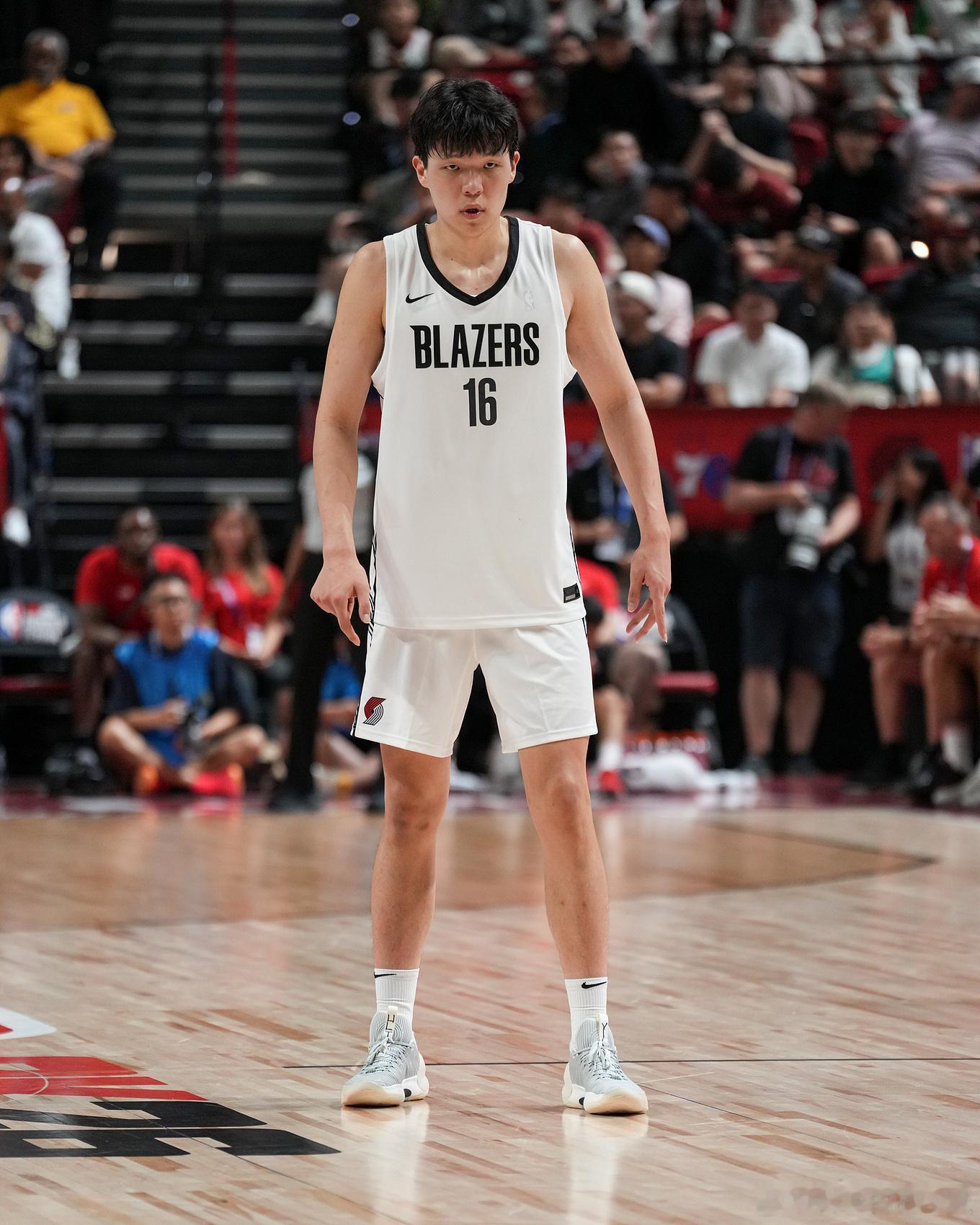 杨瀚森夏联第二战表现：出场26分钟，10分5板3助1盖帽5失误3犯规，8中4，正