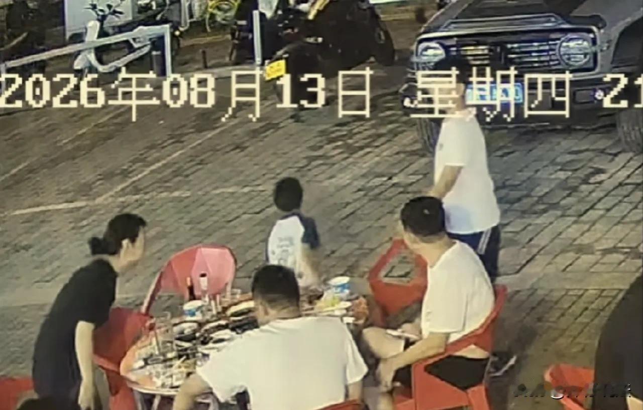 近日，陕西西安，一家五口上演“教科书式”逃单。几人在一家饭馆点了满满一桌子菜，吃
