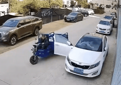 小轿车司机觉得他是无辜的，他说他把车停在路边想透个气，于是让车门敞着，有一辆摩