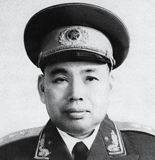 1969年中共九大会间休息时间，许世友怯生生地走到毛主席身边，寒暄了几句。毛主席