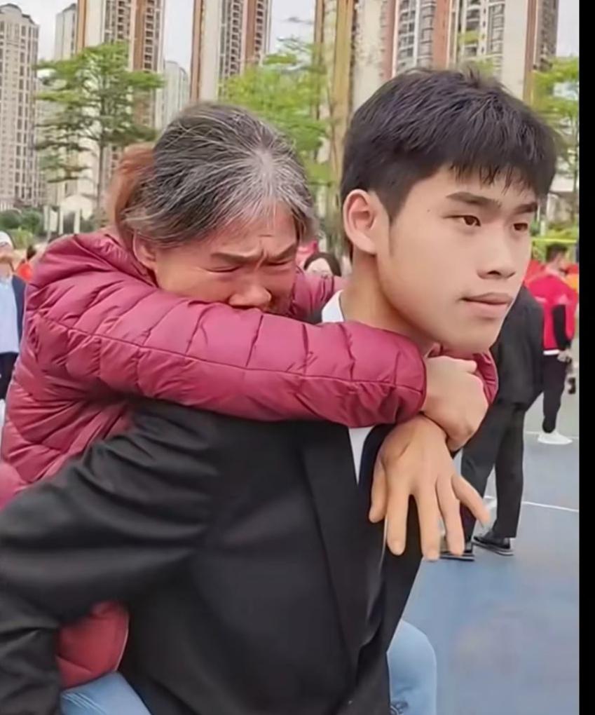 成人礼上看到这一幕，不止家长瞬间绷不住了，连老师都无比动容，泪水在眼里打转。