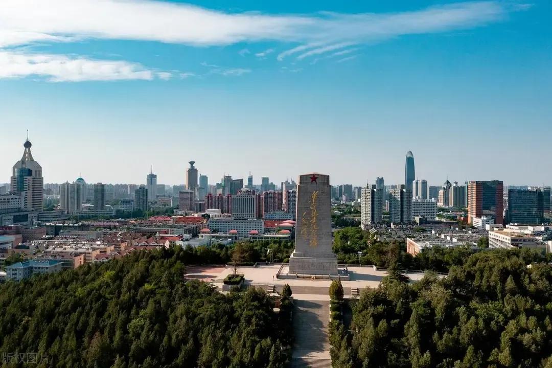 二期只有三个地铁站，济南市中区很盼着地铁。济南地铁二期工程，可以说是绕着市