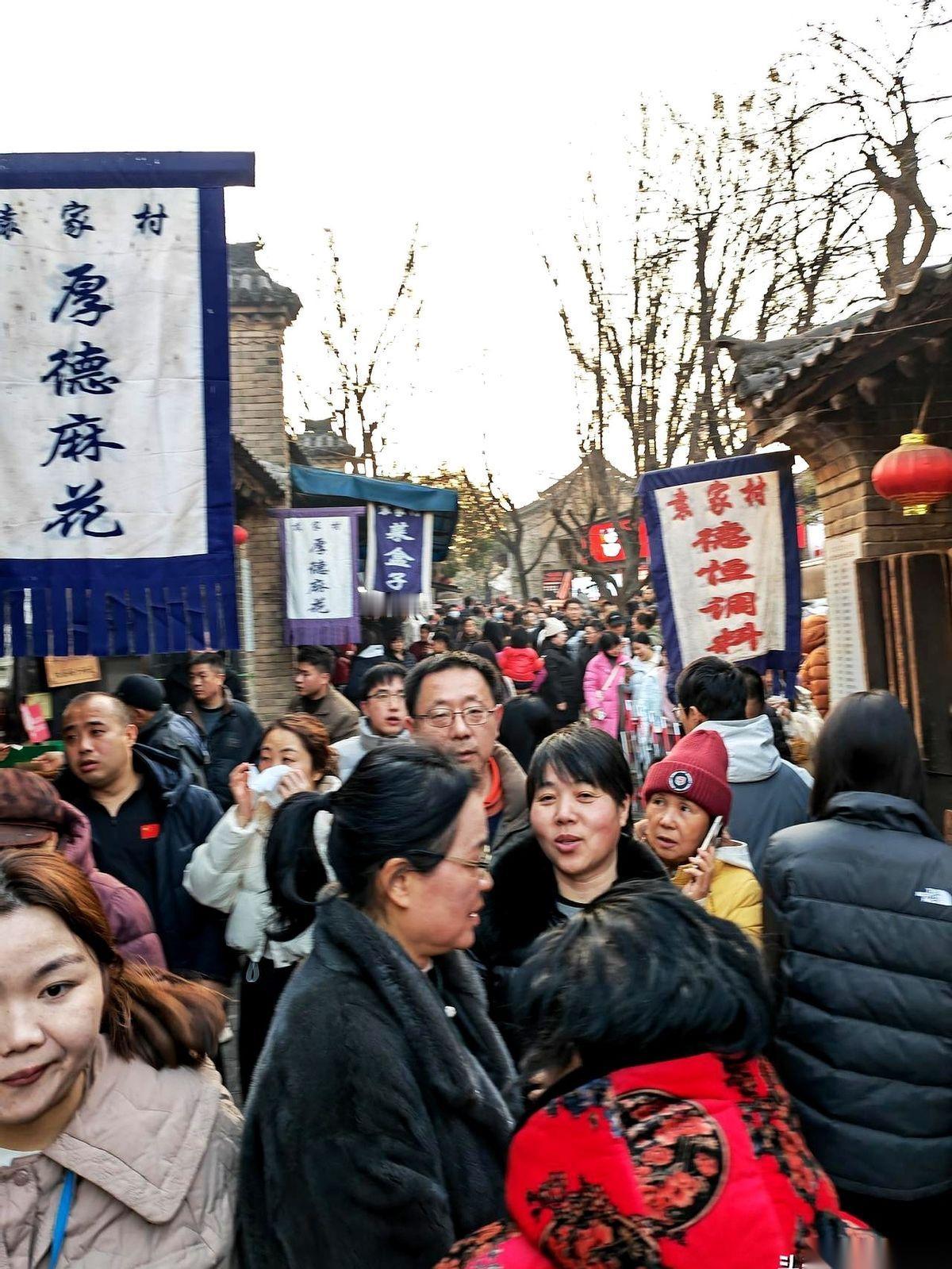 我跟你讲，开车离开袁家村的那一刻，我人是懵的。出口的栏杆一放，大哥伸手要钱。我