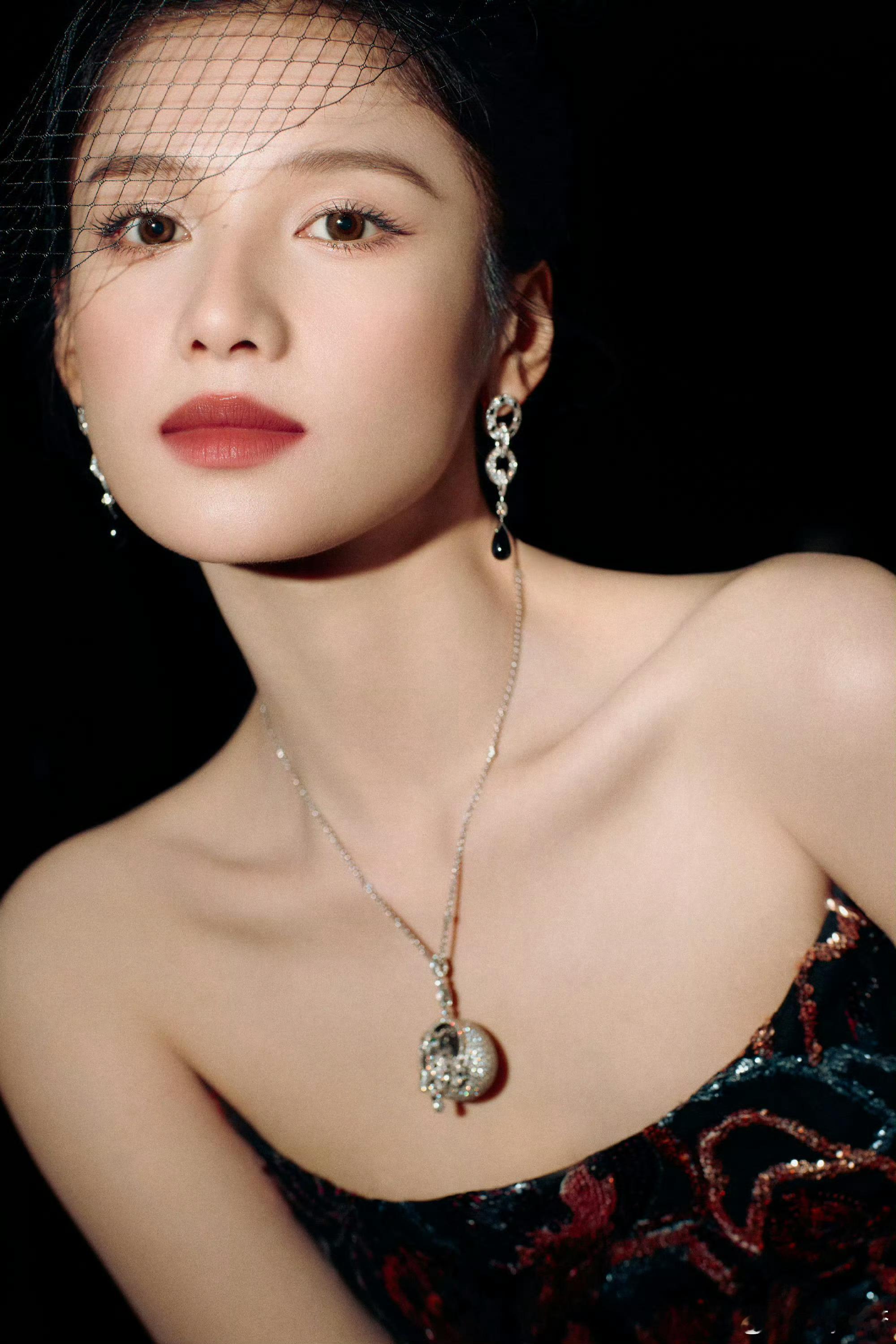 张婧仪复古抹胸高定张婧仪复古玫瑰抹胸裙哇撒！！张婧仪这个复古风格的裙子太美了吧也