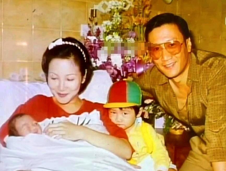 谁能想到，现在整天戴着墨镜、动不动就在厨房里酷拽颠勺的硬汉谢霆锋，当年竟然也是个