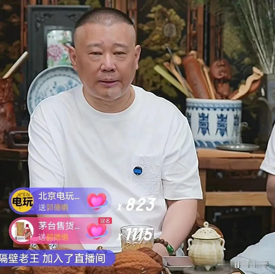 郭德纲10号又带着张鹤擎直播了，而且又当着几十万人夸张鹤擎了。如果问郭德纲今年力