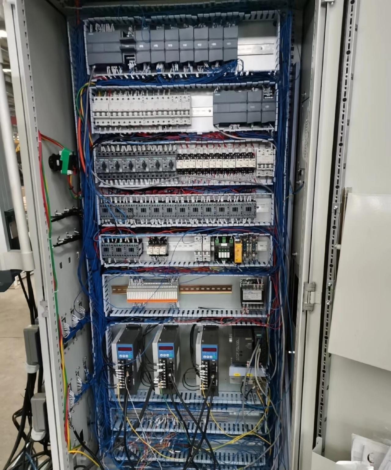 老板跟我讲，说他一个亲戚也是学机电一体化的，现已毕业了，刚出校门没几个月，老板意