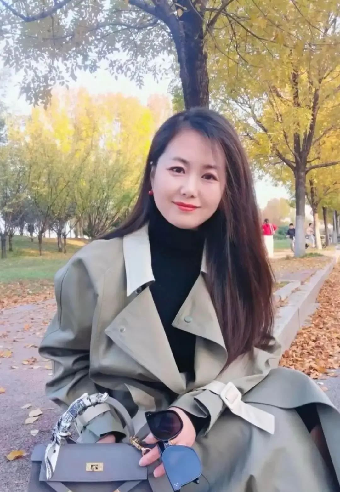 五十岁女作者写自己同学会偷偷心动，我看完先笑后沉默。她没点名，只写那位男同学头