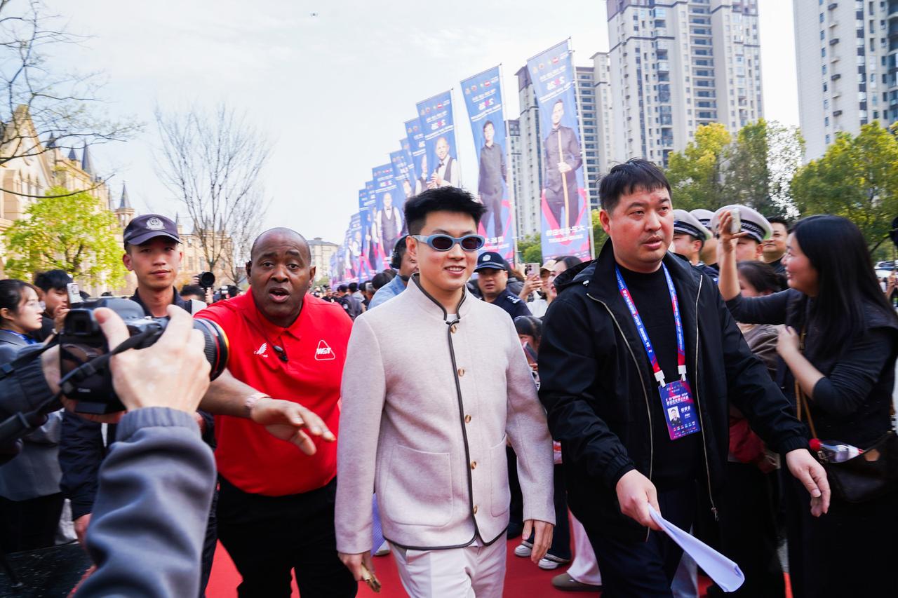 又是一年玉山赛，这一次奥沙利文“意外”参赛，丁俊晖因资格赛失利“意外”缺席，这一