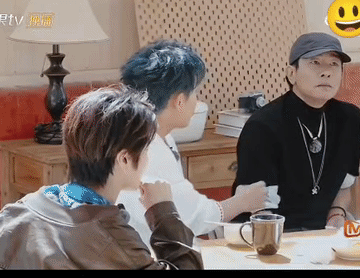 陈小春来了趟快乐老友记，让苏醒唬得一愣一愣的，怎么，吃顿饭还欠上钱了？也不知道