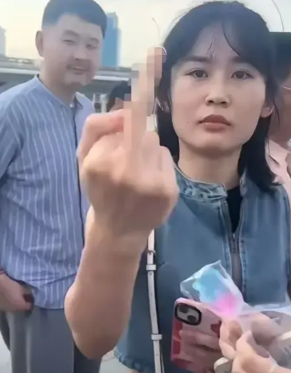 在马来西亚，一位香港女性怒气冲冲地向大陆游客表达她的看法。“中国人滚回中国”。当