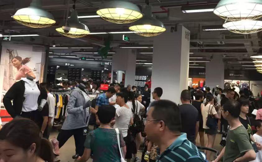 突然发现，身边有钱的朋友也开始追求折扣了，这是消费降级还是理性？这是昨天和几
