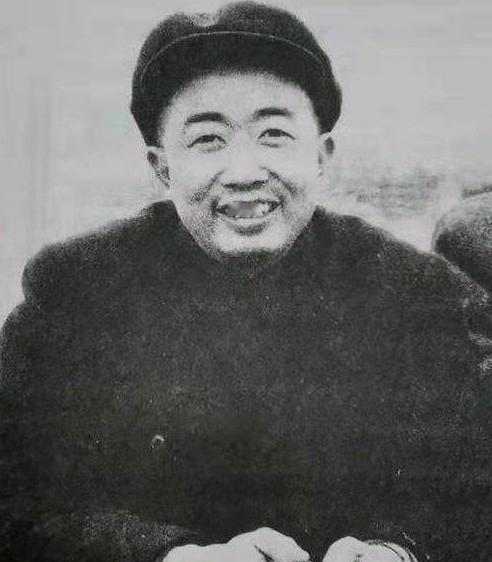1952年，朝鲜战场上，志愿军抓获了一名间谍，搜身时，志愿军战士在间谍胸前一摸，