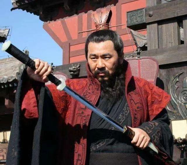 曹操斩杨修于帐前，问其七岁幼子：你恨我吗？男孩递上一卷竹简先给大伙捋捋背景