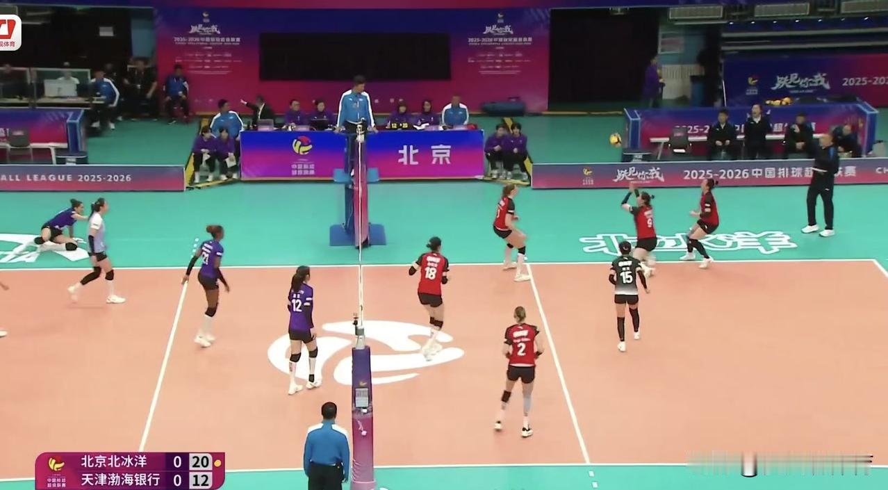 天津女排跟北京女排这场焦点大战，第一局真是的菜鸡互啄，难看的不得了！先是北京21