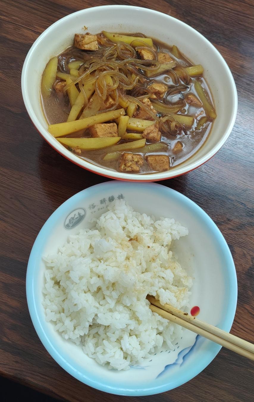 冬日生活打卡季冬天就爱乱炖汤菜，好吃又暖身。像白菜豆腐煲，成本不到10块钱，我