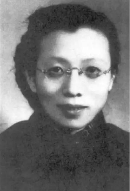 1949年4月24日清晨，南京。一个穿旗袍、踩高跟鞋的阔太太，开着辆吉普车直奔三