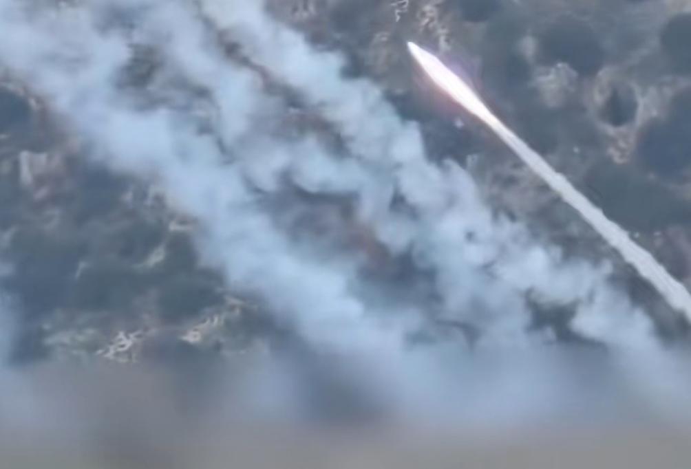 有点川军团的架势了真主党战士穿“寿布”发射火箭炮黎巴嫩南部，真主党武装人员穿