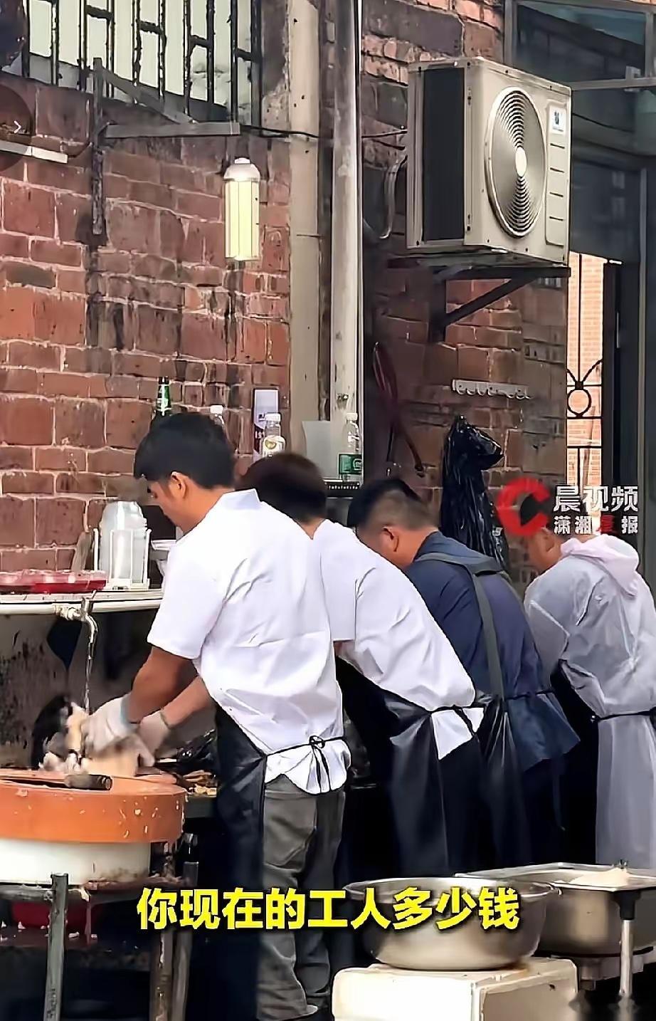 莫氏鸡煲1天赚够1年的钱网传莫氏鸡煲一天能装麻袋，净赚三五万。结果老板本人，顶着