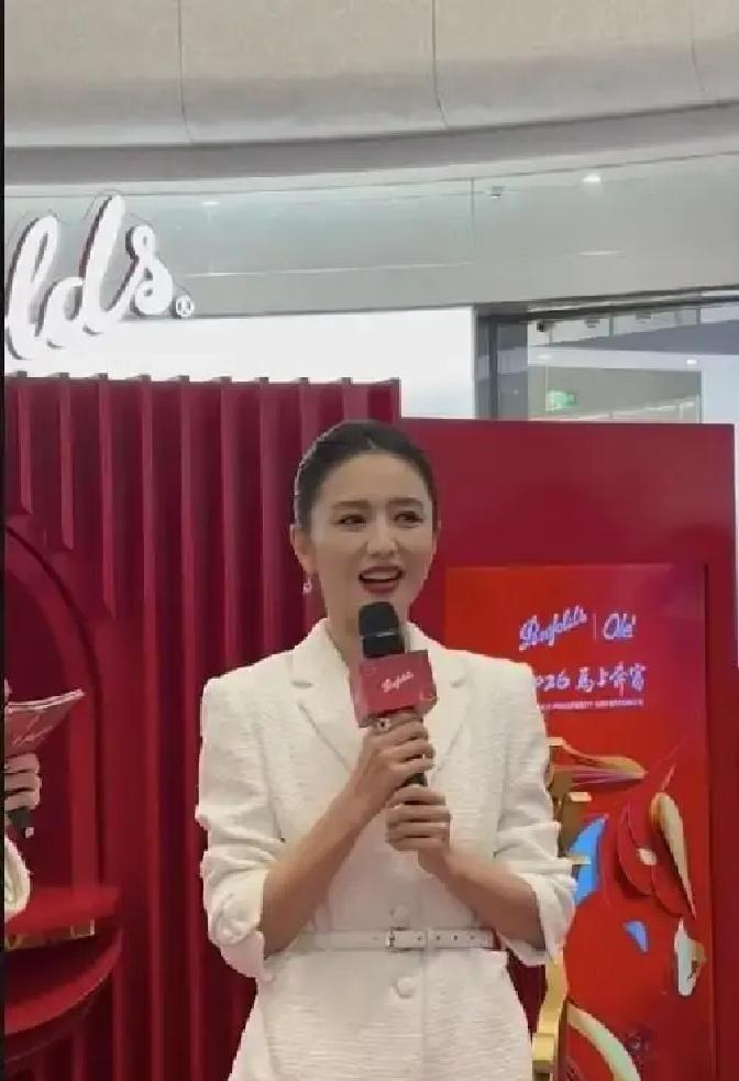 明星离开提词器就不会说话？佟丽娅刚用两分钟打了所有人的脸。万象城活动上，观众