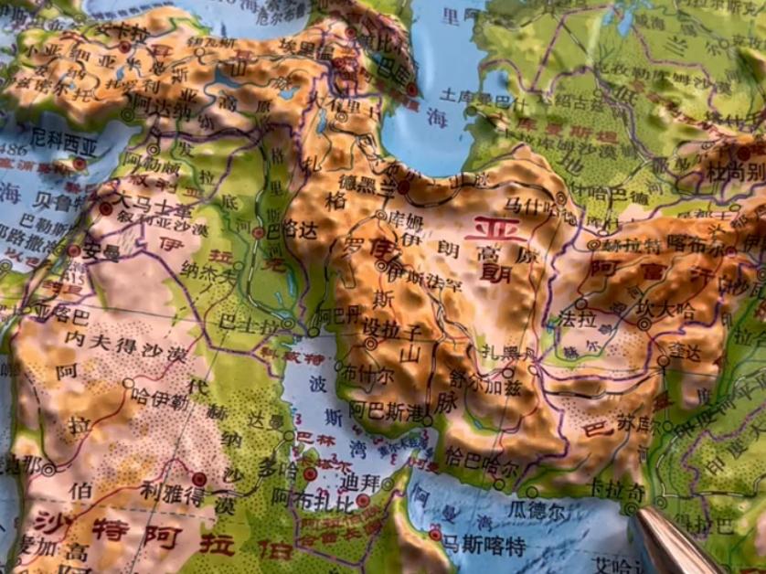 伊朗担心石油销售，要求寻找新客户。伊朗石油产业的客户单一，哈梅内伊要求石油出口