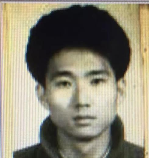 1999年，石二群在抢走银行208万元后成功逃脱，随后他彻底改变身份，成为亿万富