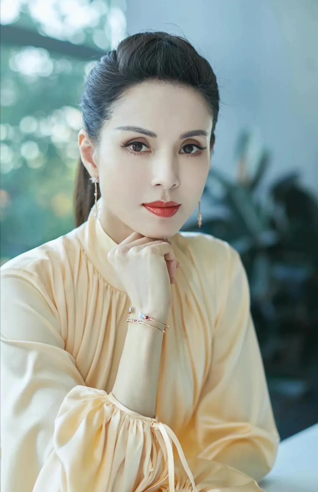 2016年，鲁豫问50岁的李若彤:“你为什么还不结婚？”李若彤说:“我是想结婚的