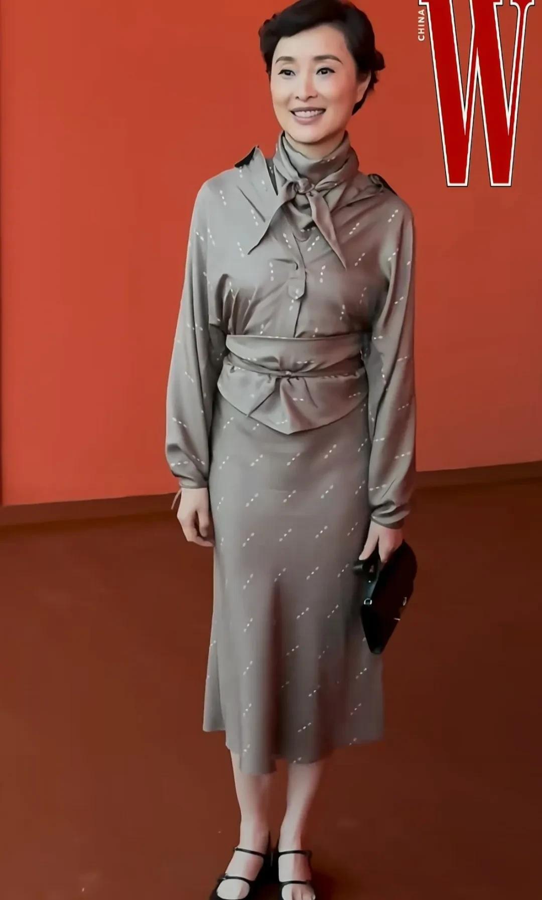 不婚不育不内耗，果然会美丽长久！吴越现身爱马仕大秀，她是我见过的唯一年龄大了气