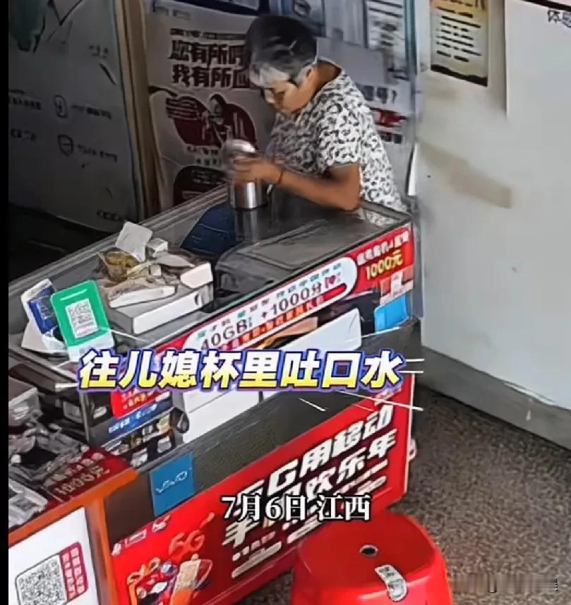 让这样的婆婆滚出去！江西一儿媳查看监控时发现了令人恶心的一幕，婆婆每天都会往自