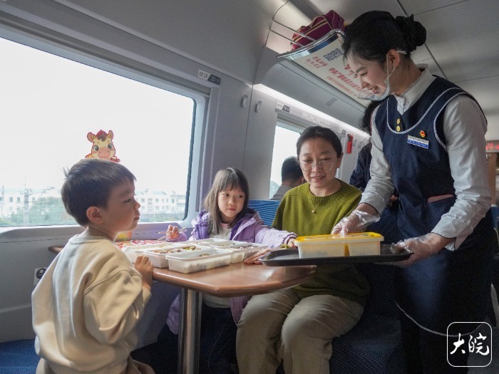 春运首日长三角铁路六大车站推出暖心餐食服务