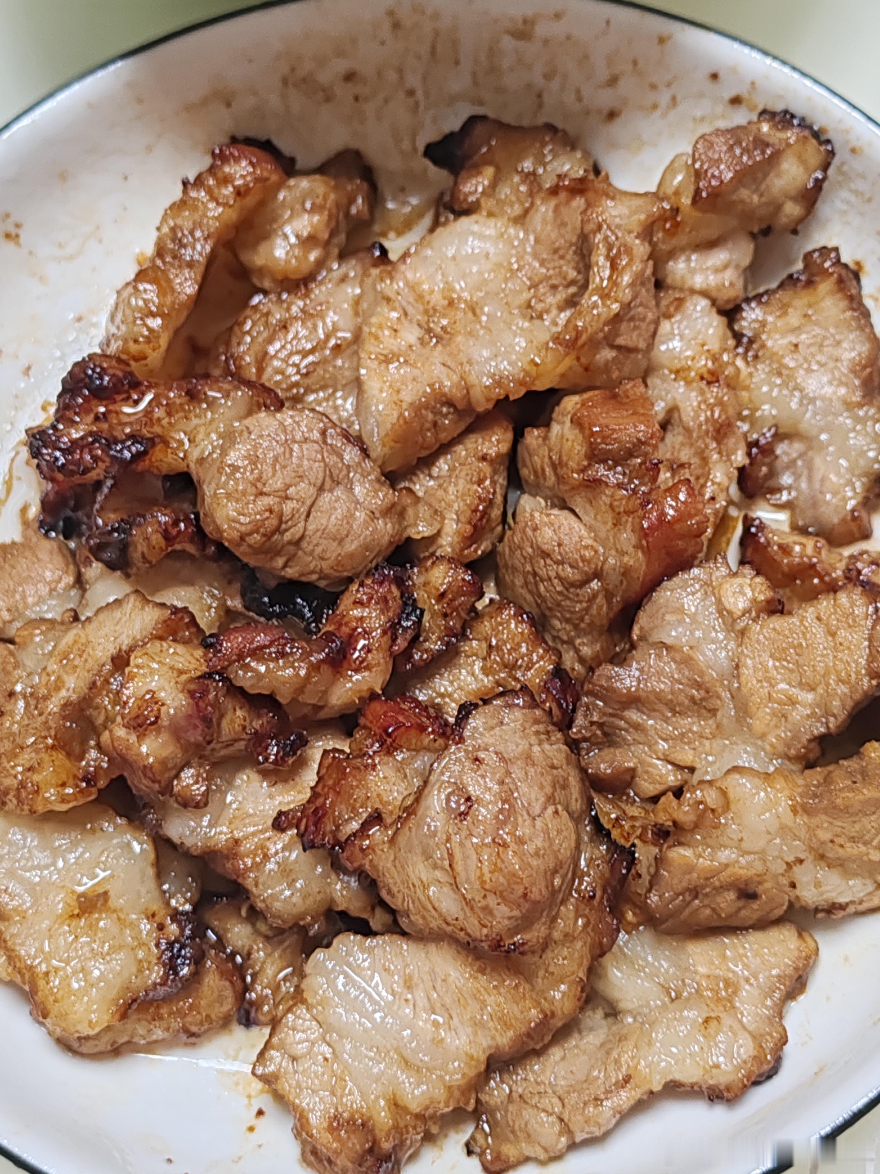 今天的菜可以说很认真又很随意，那一盘肉本来想做叉烧的，结果家里没有叉烧酱了，下雨
