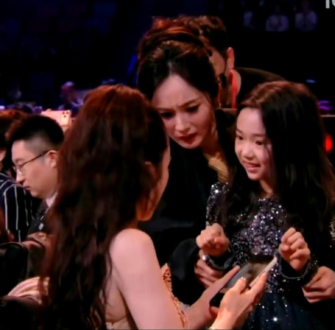 估计董璇也没有想到杨幂居然会嫌弃她就在12月6日的澳门爱奇艺尖叫之夜内场，杨