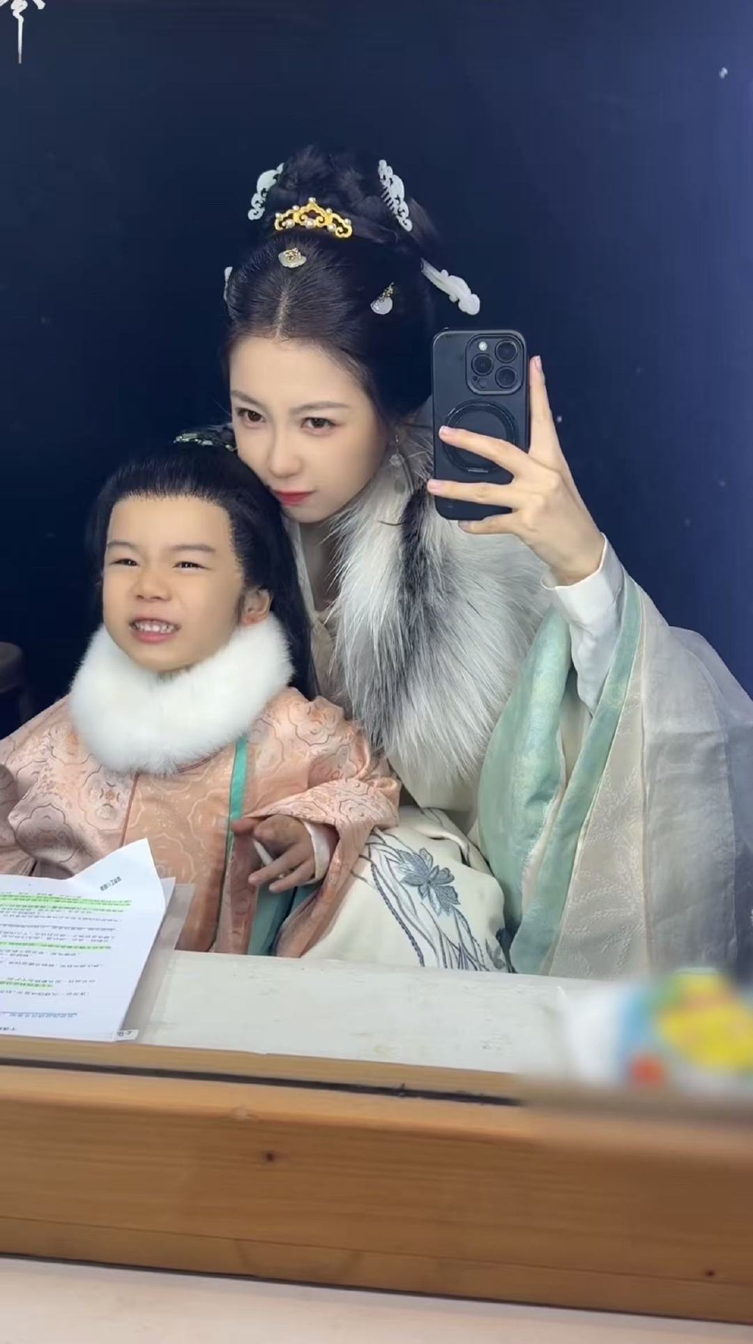 虞书欣对镜卖萌大赛如此可爱的主母营业🈺两只萌物虞书欣卖萌大赛对镜进行时虞书欣