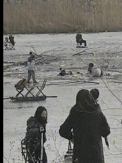 天津，一家三口掉入冰窟窿现场！这位父亲，已经拼尽了全力了，儿子踩冰坠湖，夫妻俩施