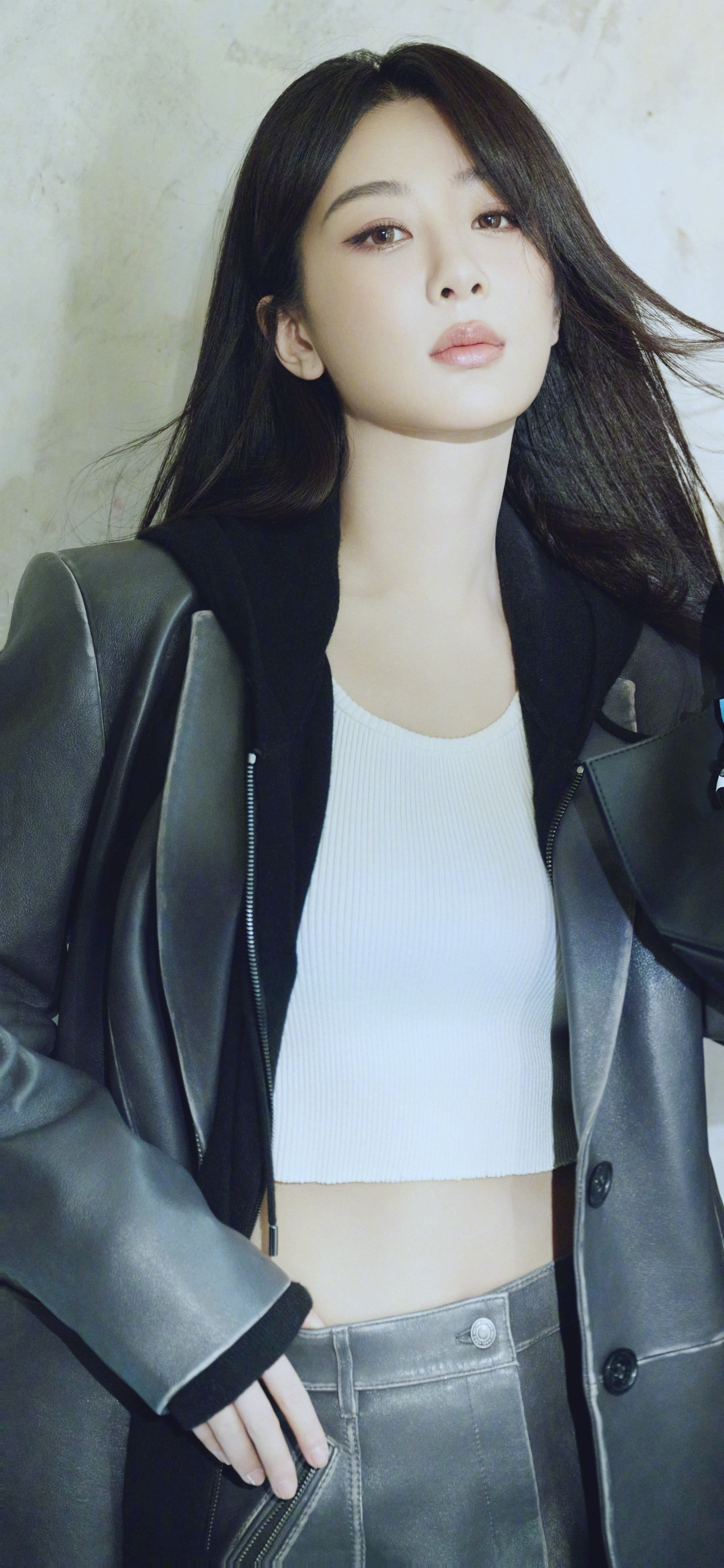 杨紫，黑长直发温柔酷美，越来越会穿搭了