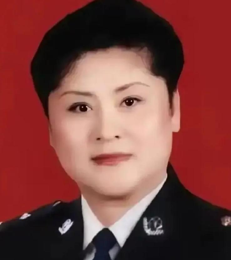 1988年，郑州一位年轻姑娘，被2名大汉架着胳膊塞进出租车。车子开动后一行人突然