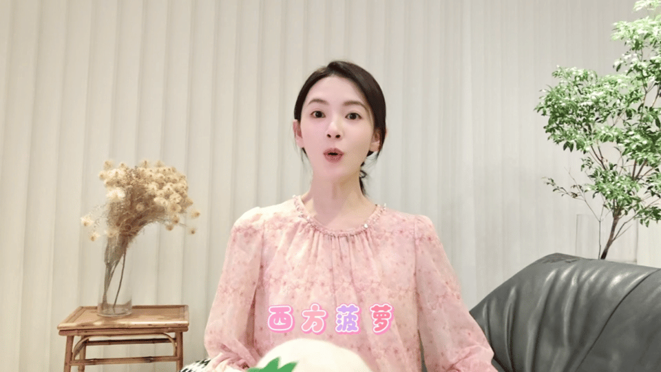 陈瑶把小猫也摇来剧宣了陈瑶这剧宣脑洞大开呀！自己演西方桃，把猫猫小呼打扮成西方