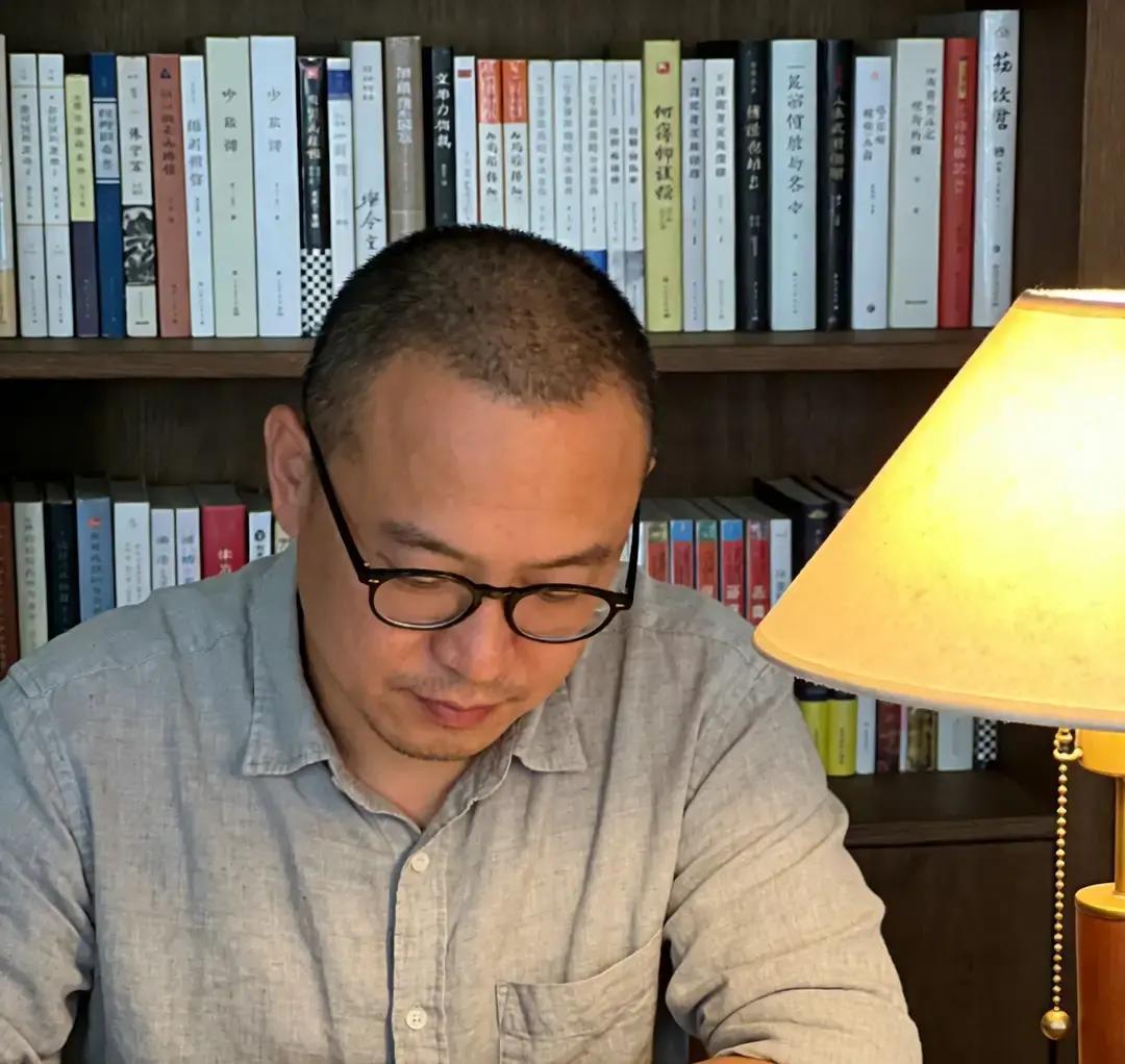 冯唐这人说话真狠。他说想升职没靠山，想加薪不站队，这叫蠢。他说没挨过打就想管