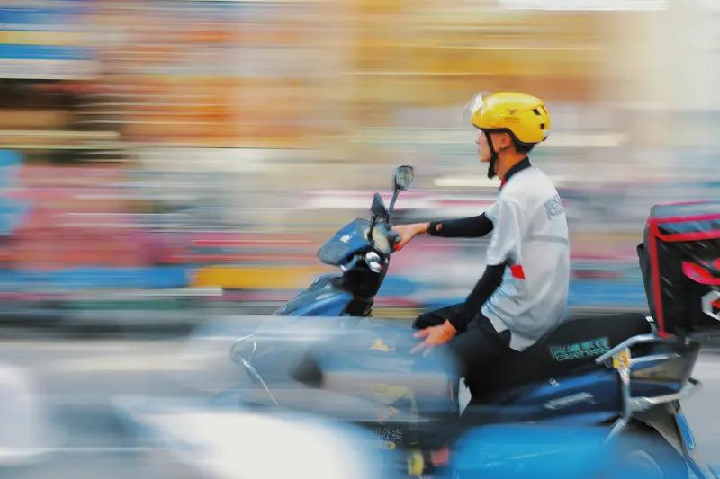 石家庄外卖骑手持刀伤人事件的悲剧，涉事骑手因站点克扣工资维权无果，在推搡中情绪失