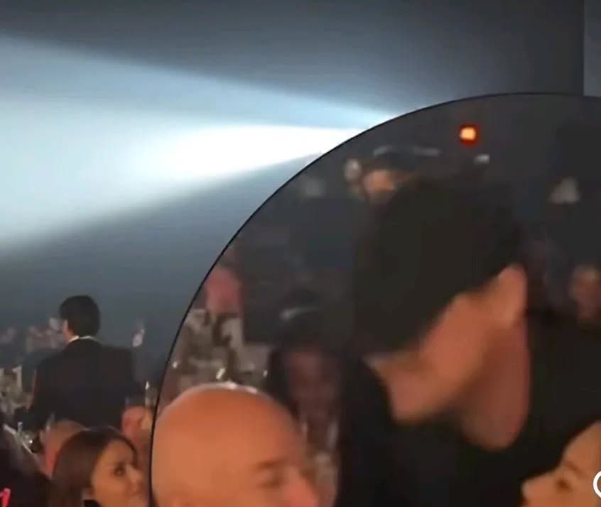 真难为桑切斯了！都到了绝经的年纪还得使出浑身解数放电，不光电男友，还得电巨星。