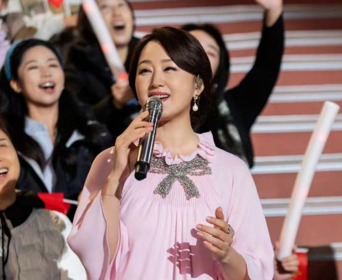 湖南卫视的导演都懵了，杨钰莹也懵了，连现场乐队都愣了，后台工作人员也没料