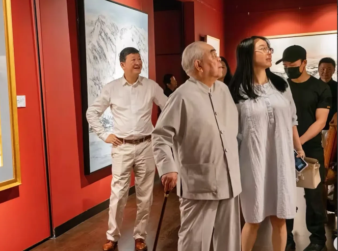 范曾事件终于真相大白了​不是什么失踪，也不是嗝屁了，而是范氏家产大战！毕竟