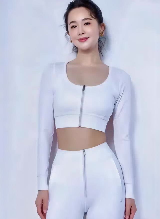 左小青，好喜欢她这身瑜伽服，